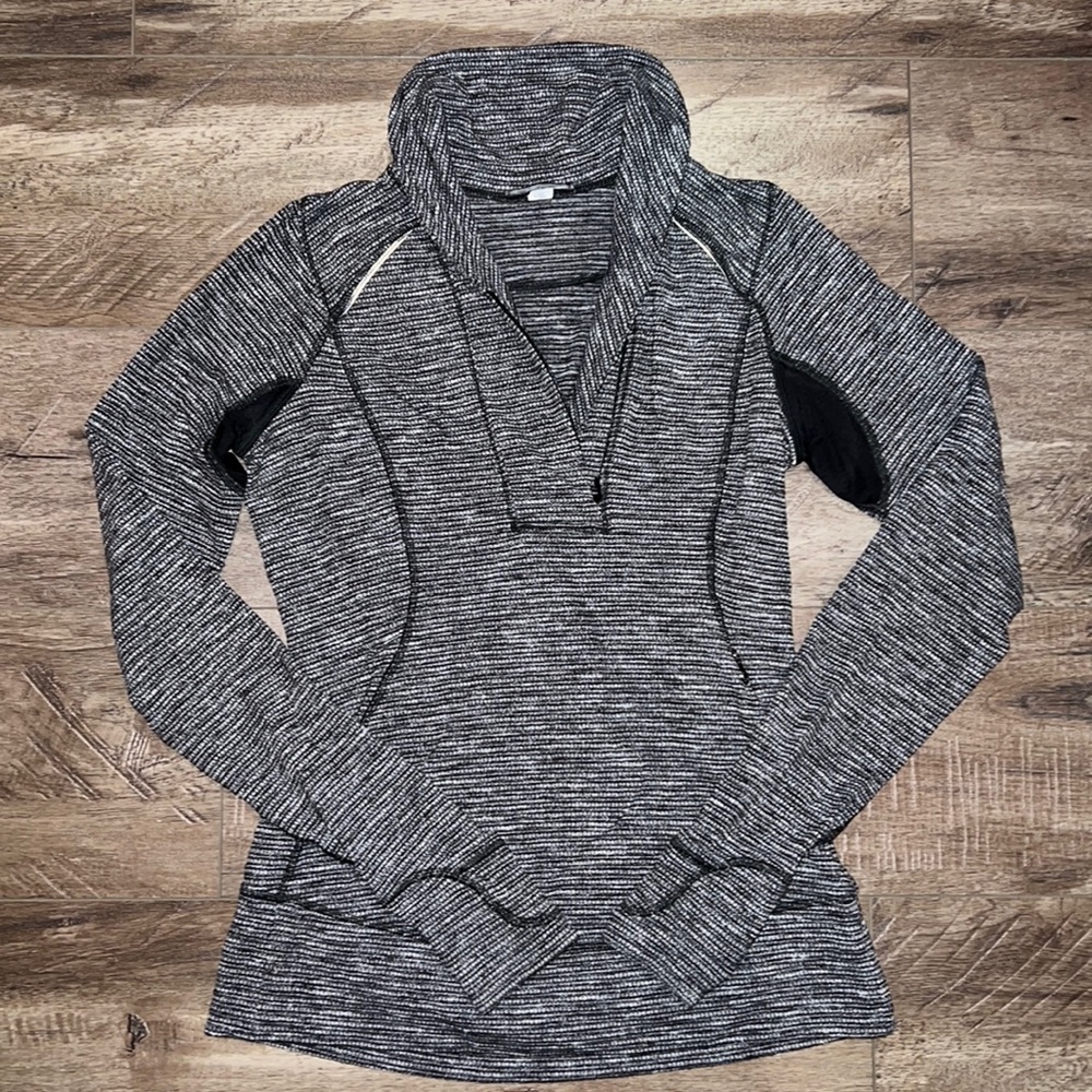 Lululemon black and white stripped half zip pullover thumb holes finger covers